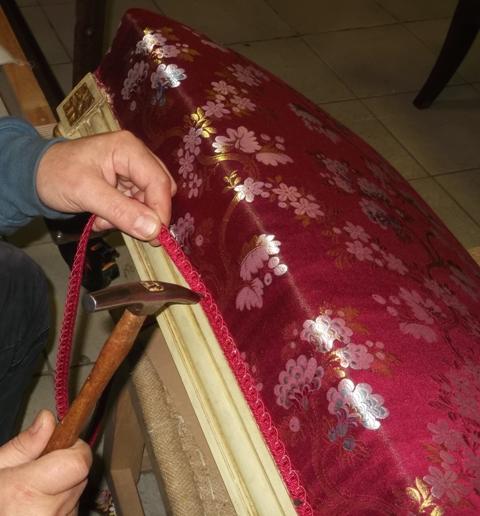 Positionnement du galon à la semence sur les côtés du tabouret