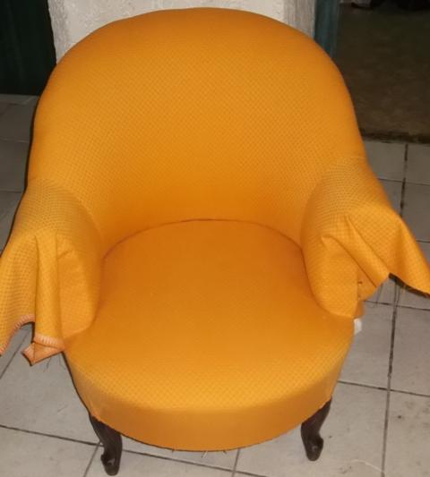 Pose d'un tissu orange sur le fauteuils