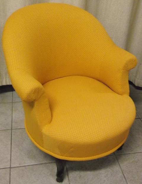 Le fauteuil Crapaud jaune fini