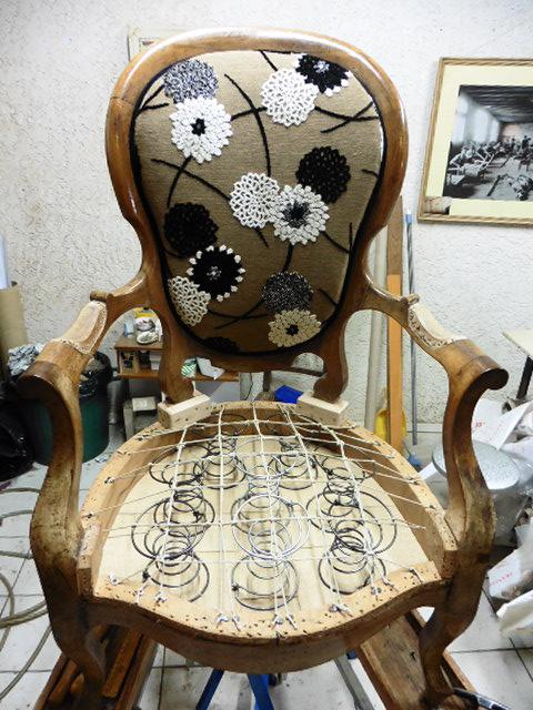 Mise en place du guindage de l'assise du fauteuil Louis-Philippe