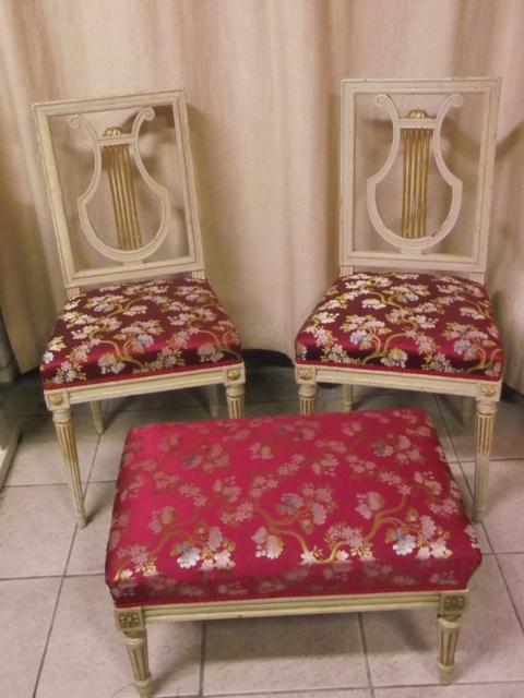 Deux chaises avec une lyre dans le dossier et un tabouret assortis