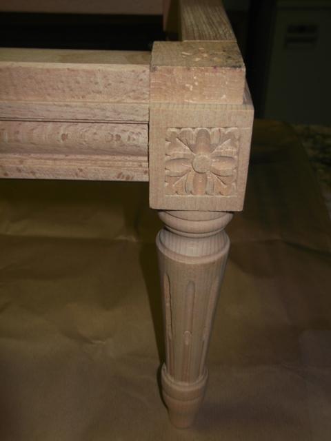 Détail d'un pied de tabouret en bois  sculpté