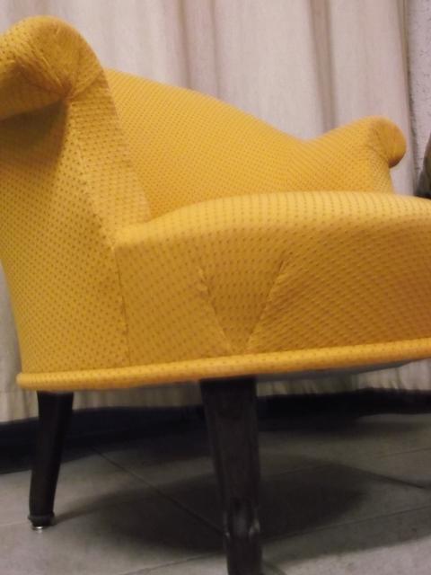 Bas du fauteuil avec un tissu à motif jaune