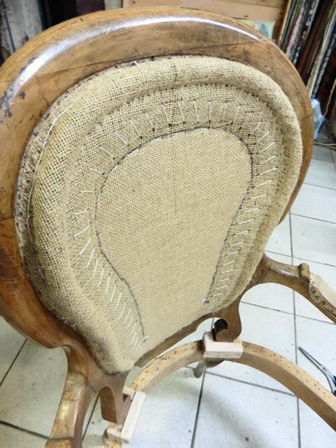 Vue du dossier après le rabattage du fauteuil Louis-Philippe