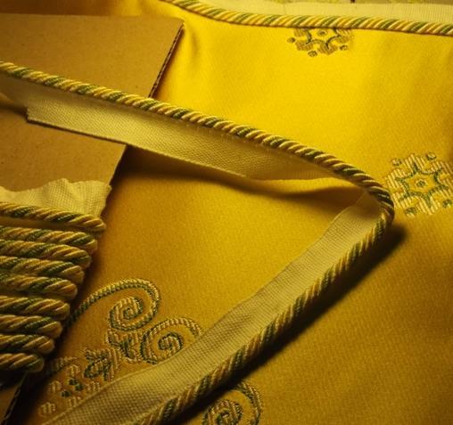 Tissu en soie couleur or avec des motifs