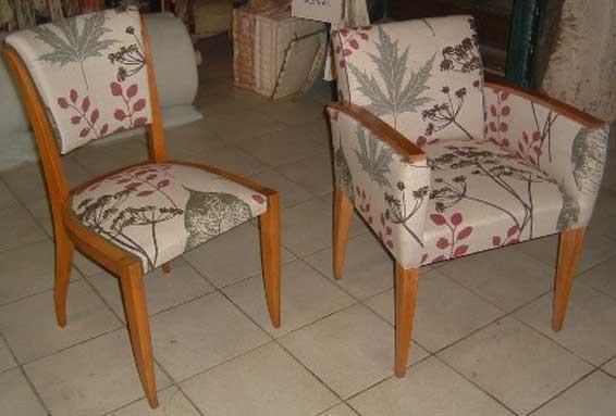 Chaise et fauteuil assortis, motifs de feuilles