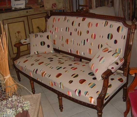 Petit canapé avec des pieds en bois, motifs de ronds colorés