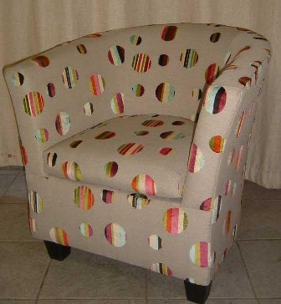 Fauteuil contemporain avec des ronds colorés