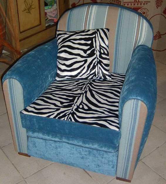 Fauteuils avec des accoudoirs et dossier bleu, assise au motif zébré