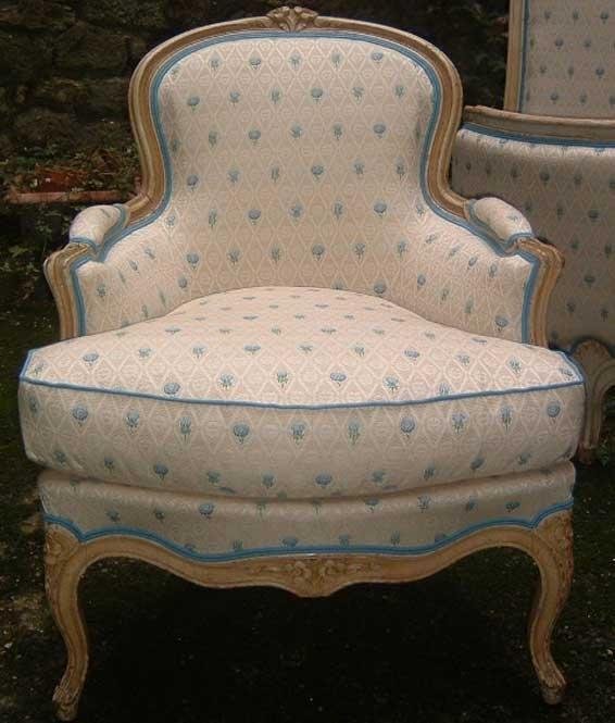 Fauteuil Louis XV, blanc avec des points bleus