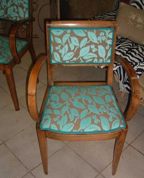 Chaise en bois avec des revêtements à l'assise, accoudoir et dossier, tissu bleu et marron