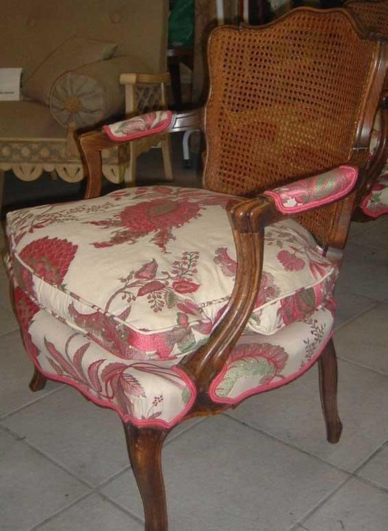 Fauteuil Louis XVI avec des revêtements blancs et fleurs rose vif