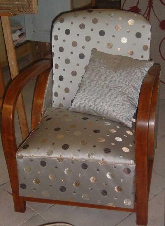 Fauteuils gris avec des accoudoirs en bois, coussin gris