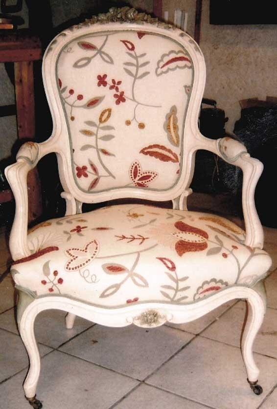 Chaise en bois, blanche avec un tissu blanc, des motifs floraux rouges et gris