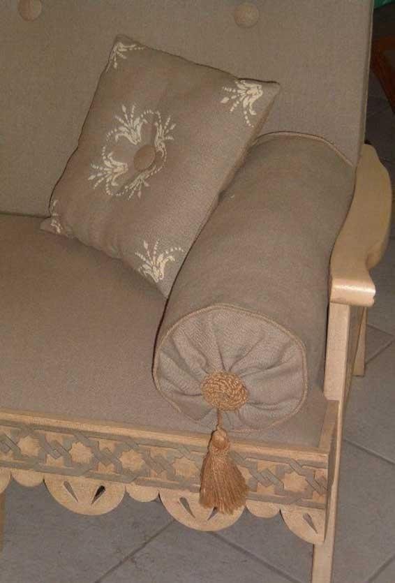 Coussin traversin à pompons