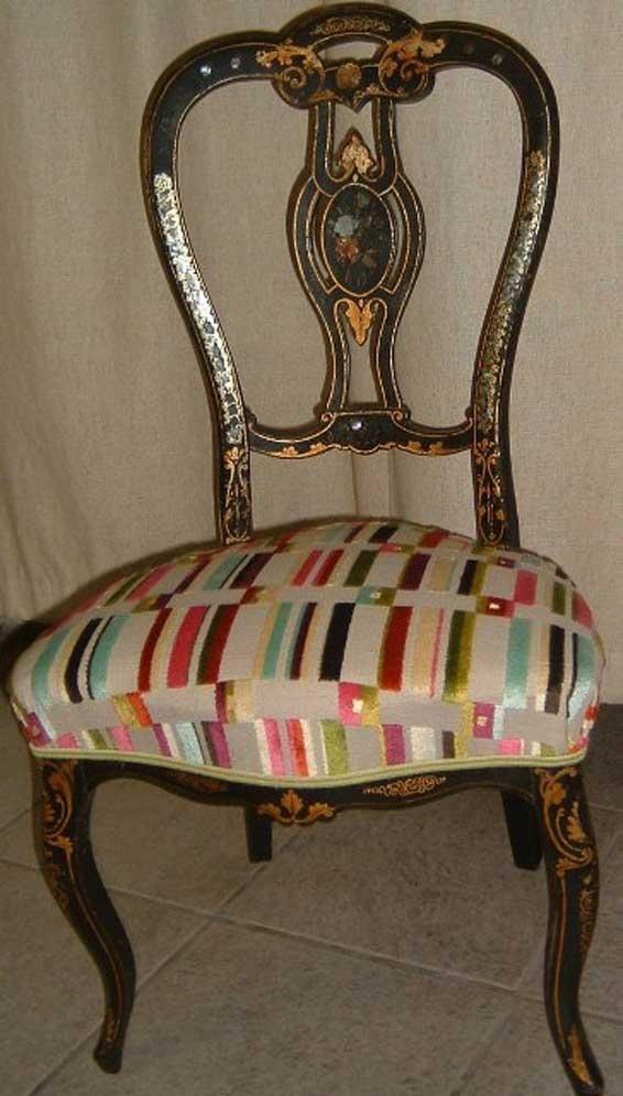 Chaise avec assise colorée, dossier et pieds en bois sombre et ornements dorés