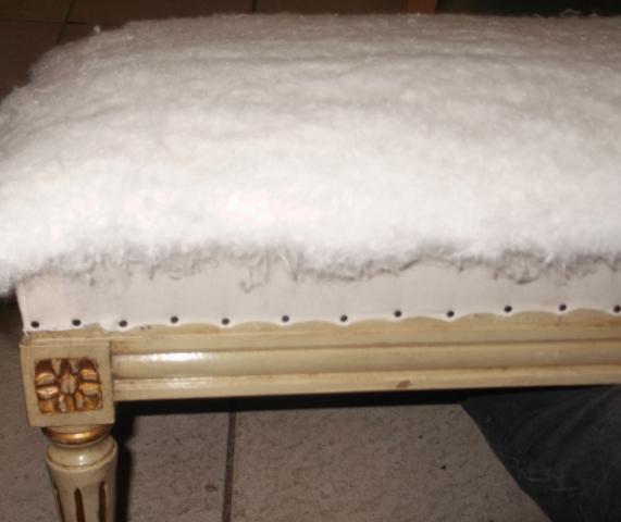 Positionnement de la ouate coton sur l'assise du tabouret