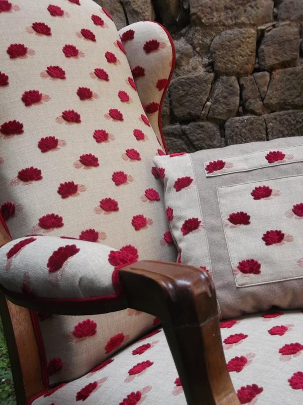VOLTAIRE - Détail - fauteuil avec structure en bois et tissu blanc à fleurs rouges