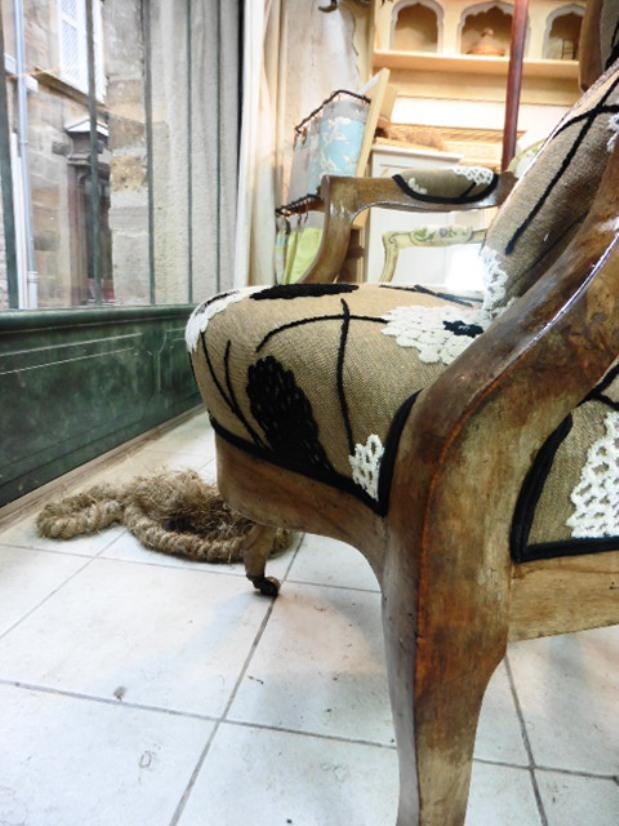 Détail de la devanture du fauteuil Louis-Philippe