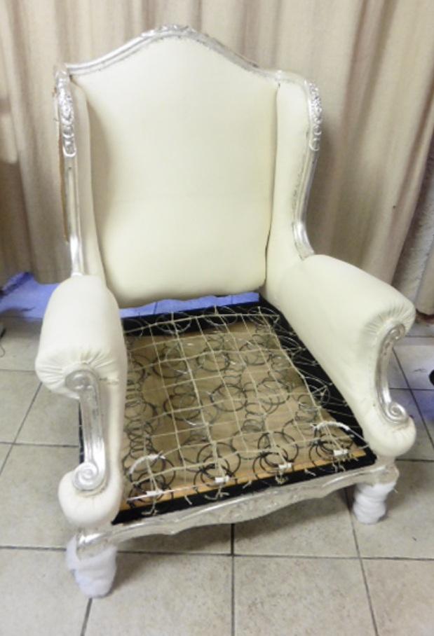 Fauteuil blanc avec guindage suspendu sur l'assise