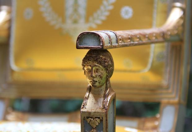 Détail - Fauteuil daté 1er Empire. fin 18ème début 19ème