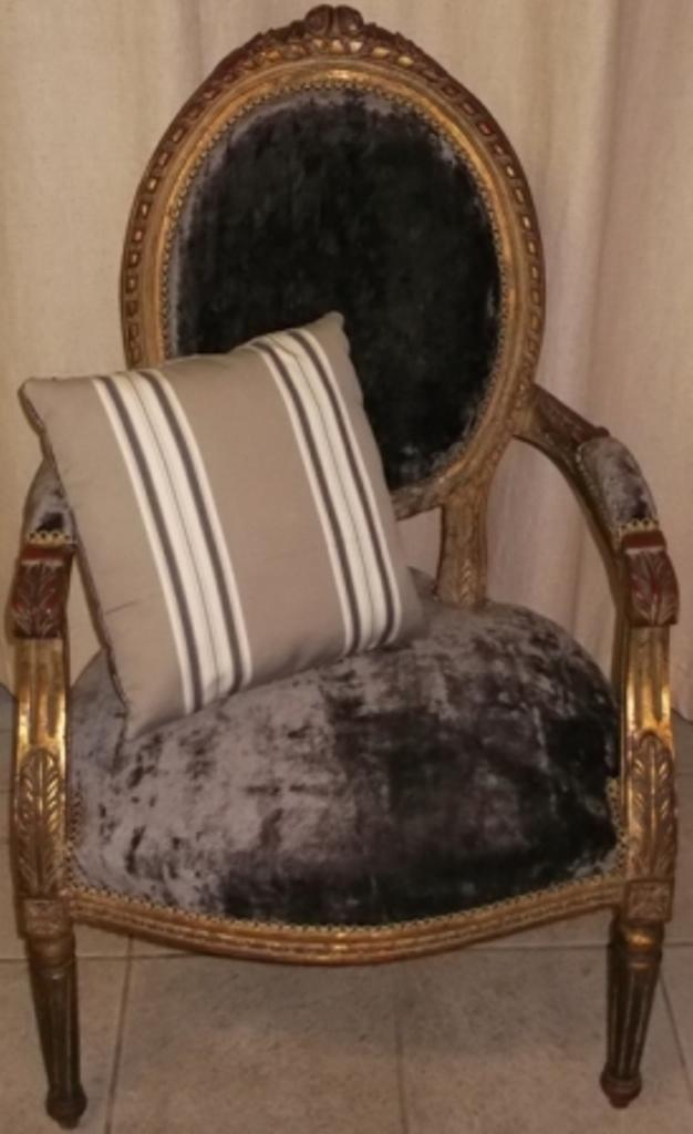 FAUTEUIL DE FACE-CRPHOTO-CHRISTOPHE AUTIN-L'ATELIER