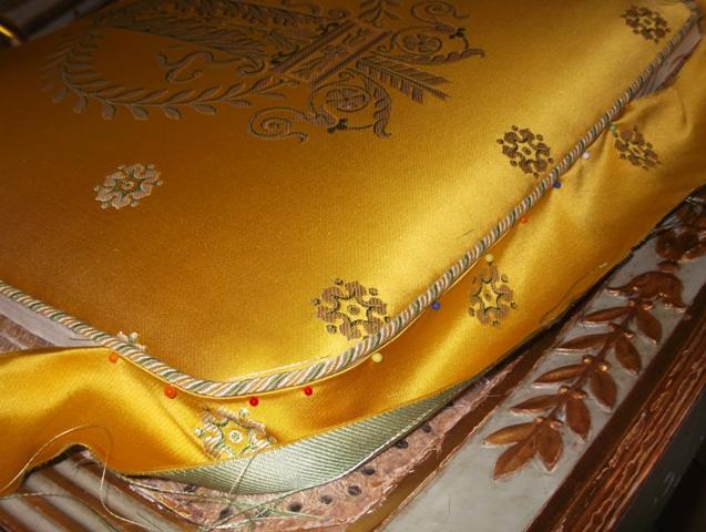 Pose du tissu sur le siège du fauteuil Empire