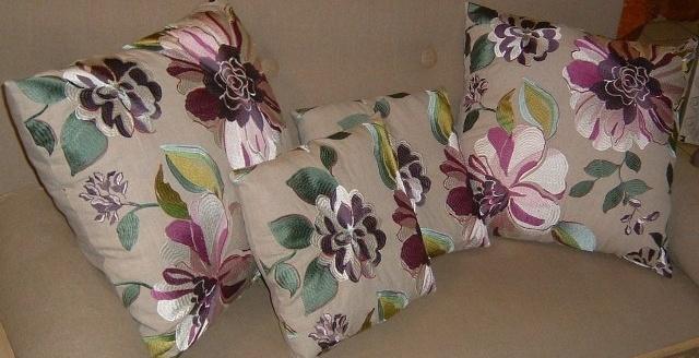 Deux coussins avec des motifs floraux