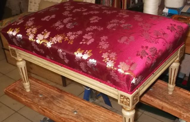 Tabouret Louis XVI finis, avec la structure en bois et le revêtement en tissu rouge