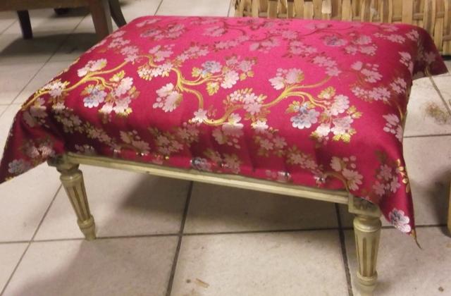 Positionnement de la soie à la semence rouge sur le tabouret