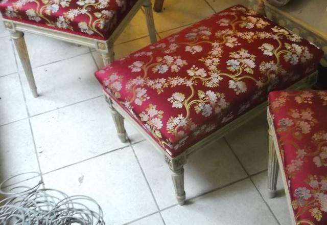 Tabouret avec un revêtement rouge et des motifs floraux
