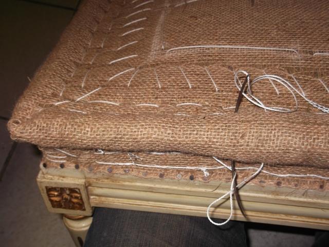 Piquage de la garniture en cours sur le tabouret