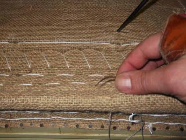 Vue sur le piquage du tissu sur l'assise du tabouret
