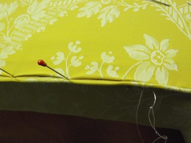 Tissus verts avec des motifs de fleurs blanches