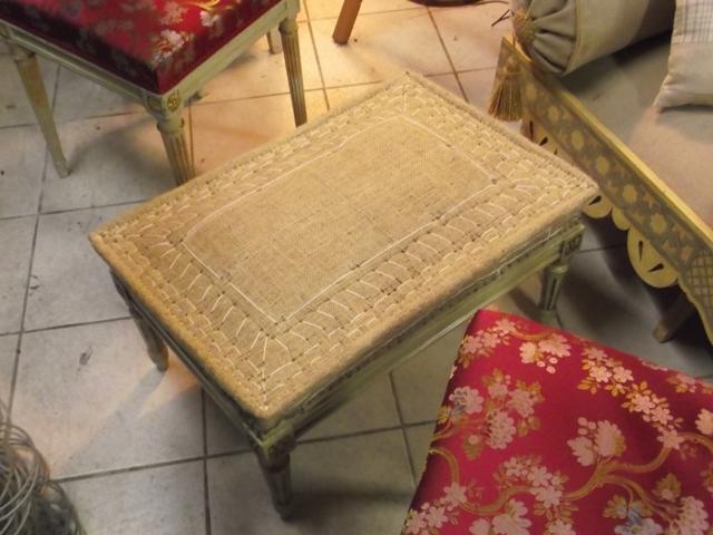 La couverture est effectuée avec une soierie de la Maison Hamot / Edmond Petit - http://www.edmond-petit.fr