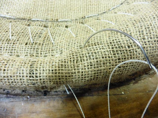 Détail du piquage du fauteuil Louis Philippe