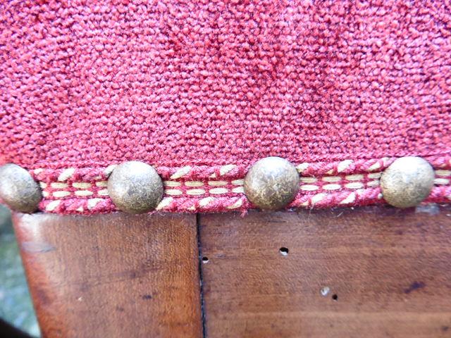 DÉTAIL FINITION CLOUTÉE, TISSU ROSE