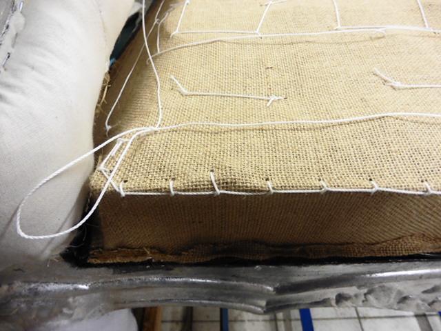 Point de lacet sur le fauteuil blanc