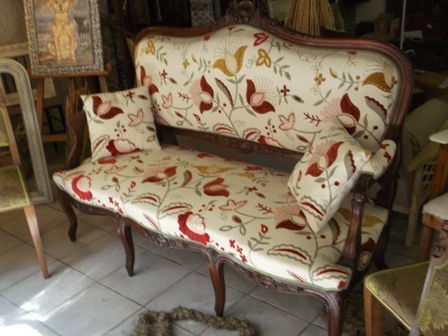 Canapé avec 8 pieds en bois, deux petits coussins, motifs floraux