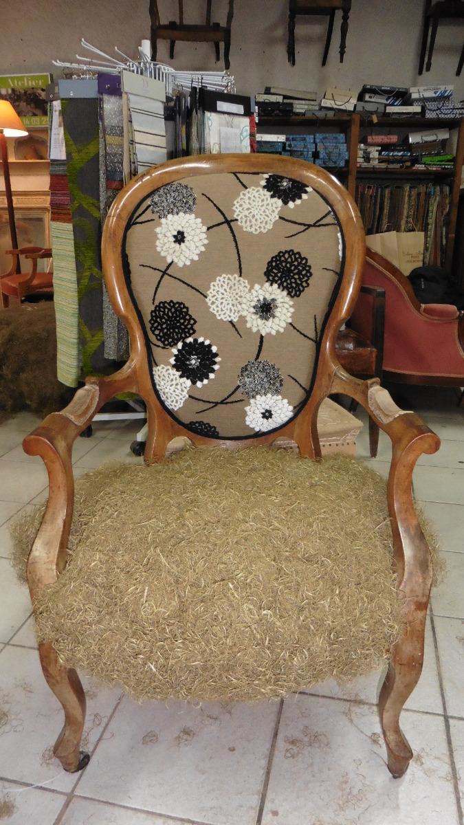Mise en crin de l'assise du fauteuil Louis-Philippe