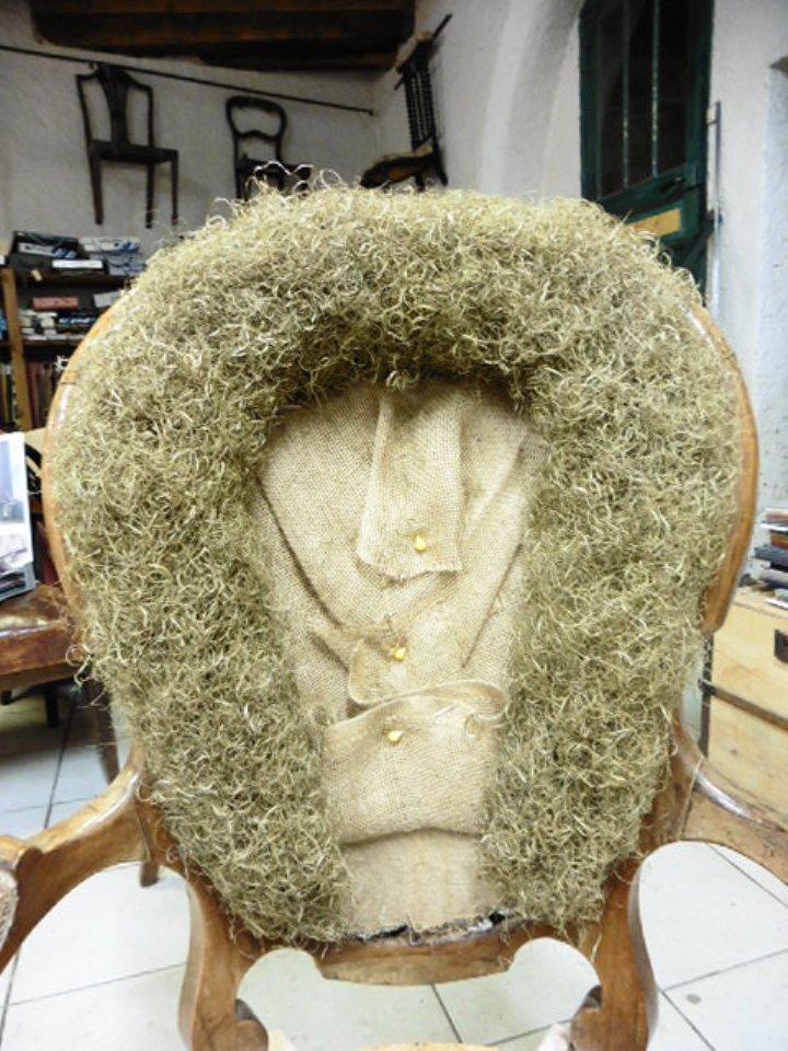 Mise en crin du dossier du fauteuil Louis-Philippe