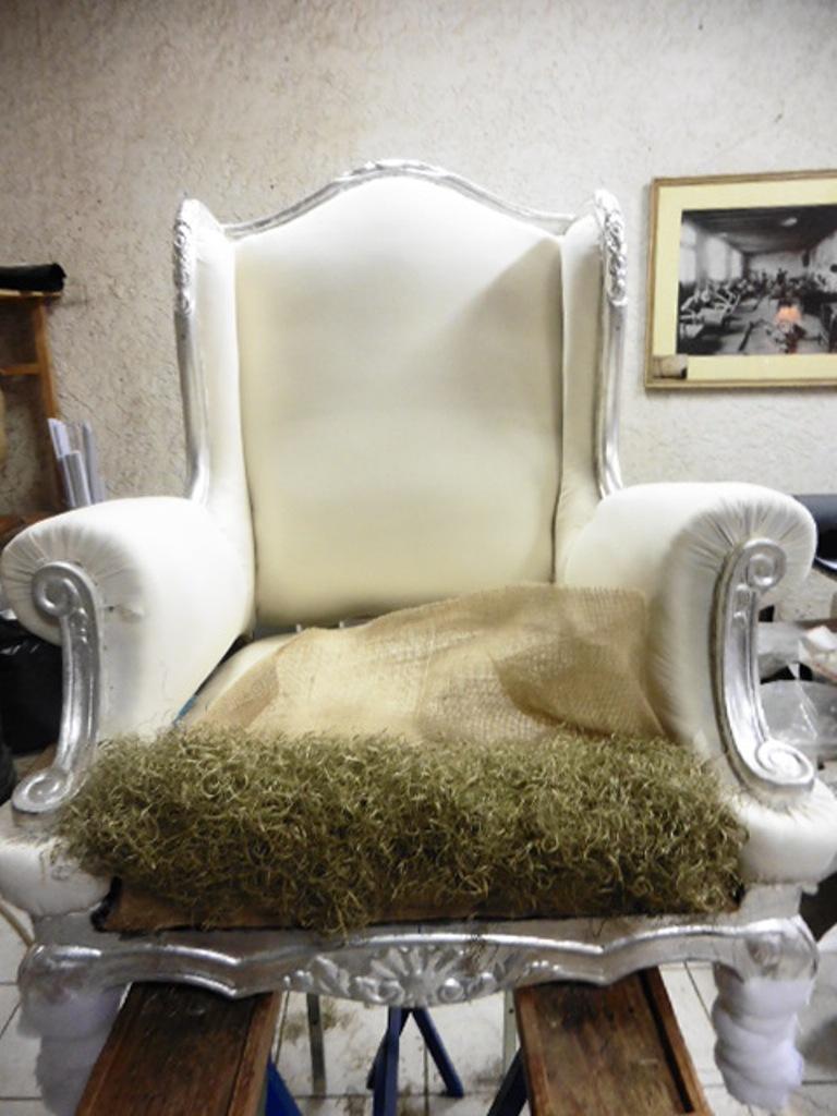 Emballage de l'assise sur le fauteuil blanc