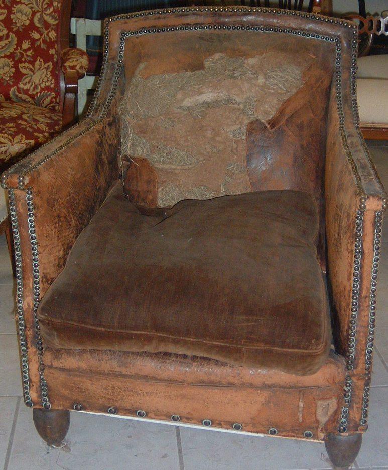 Fauteuil en cuir marron avant restauration