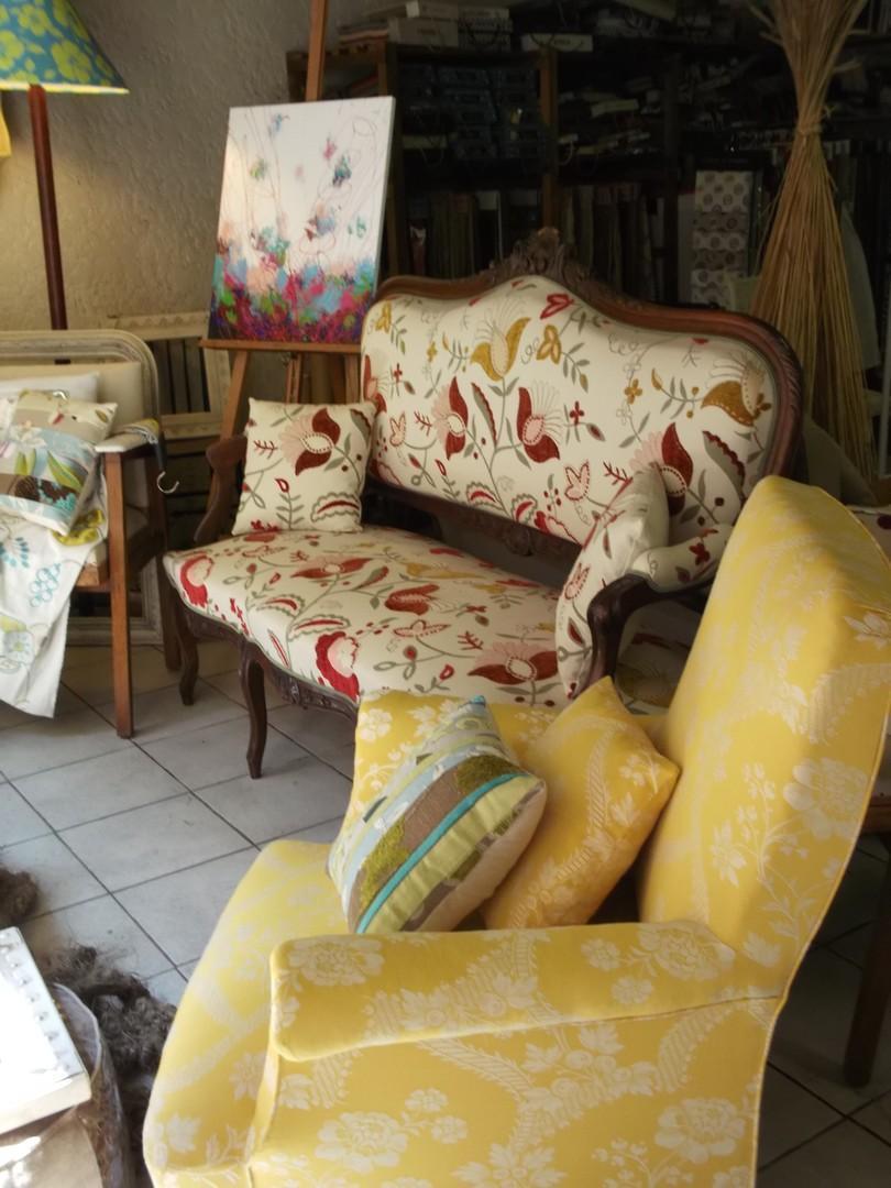 Canapé blanc avec une structure en bois et un fauteuil jaune clair