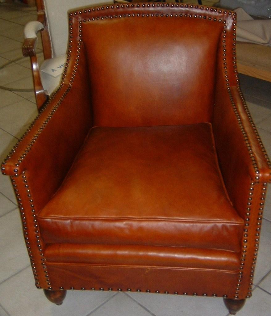 Fauteuil en cuir marron après restauration