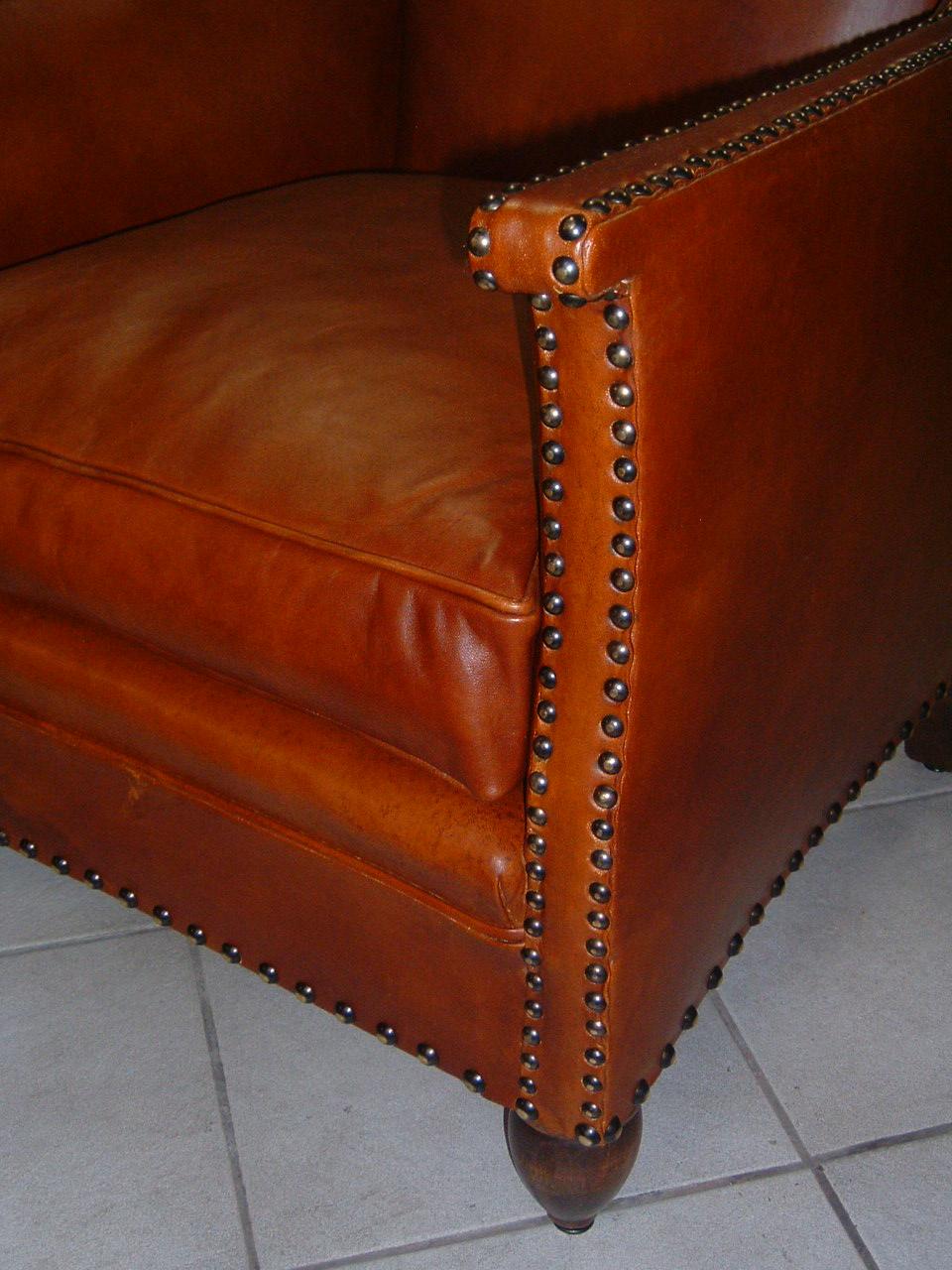 DÉTAIL-FAUTEUIL EN CUIR DE BASANE-GARNITURE TRADITIONNELLE.JPG
