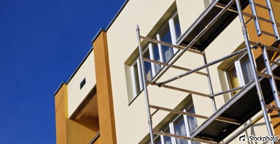 Ravalement de façade d'un immeuble en rénovation