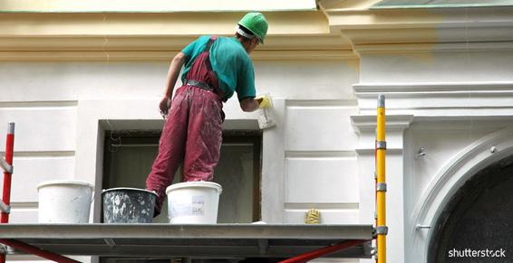 Des échafaudages, pour les peintures et enduits de façades