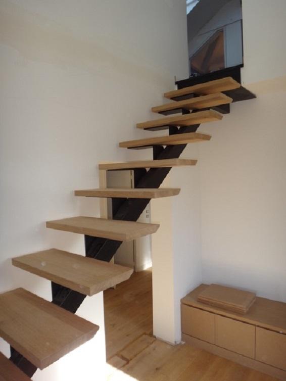 ESCALIER À LIMON CENTRAL MARCHES BOIS EN PORTE À FAUX