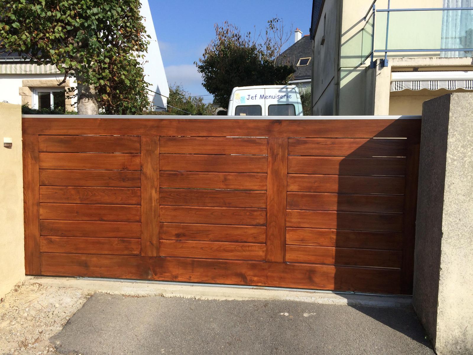 Portail en bois verni